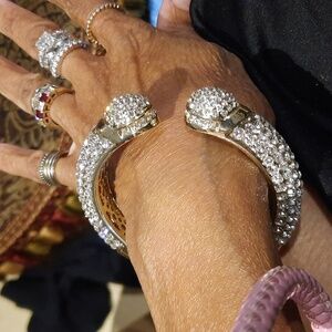 NEW AUTHENTIC GENUINE JB JEWELERS MASSIVE CRYSTAL BANGLE Easy On Off GOLD TONE